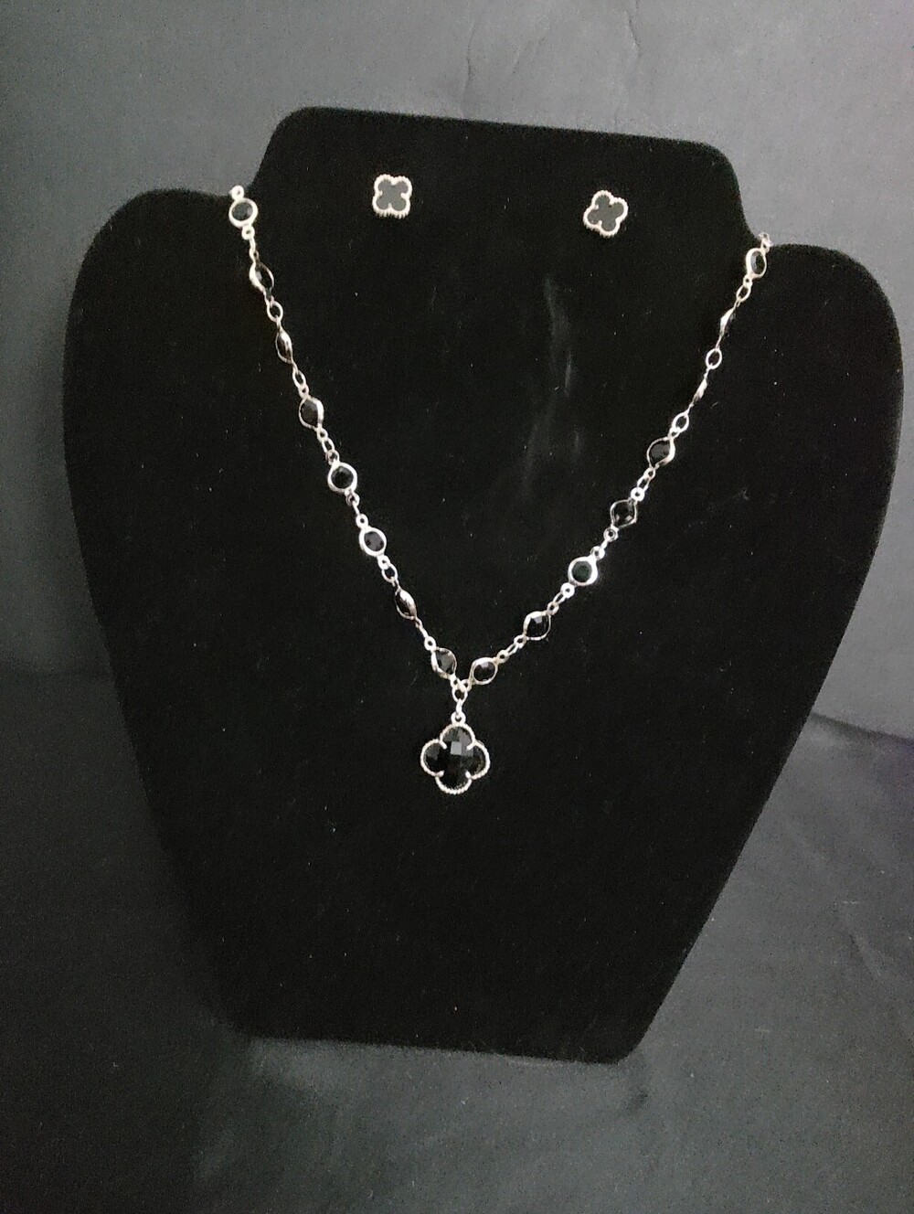 18" Gold Filled Clover Pendant Necklace and Stud Earrings Set